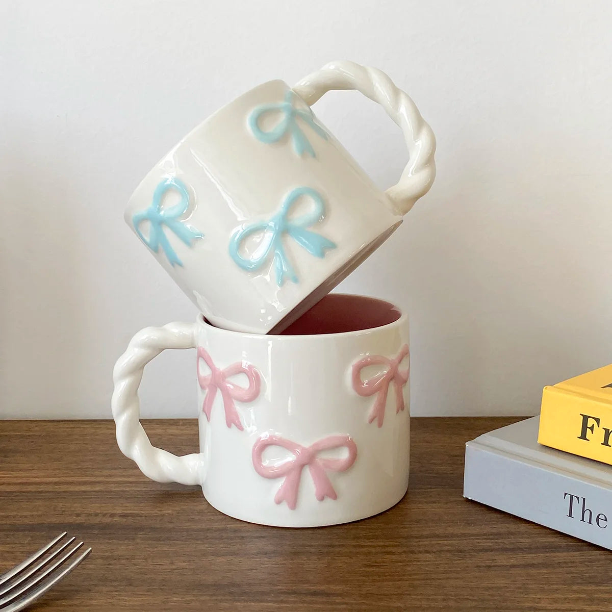 1Pc13.4Oz Pink Bow Ceramic Mug, Twist Handle Ceramic Mug, Exquisite and Simple Pink Embossed Mug, Suitable for Coffee Shop Latte Art Mug, Home Decoration Drinking Utensils, Kitchen Living Room Bedroom Drinking Cup, Gift Giving