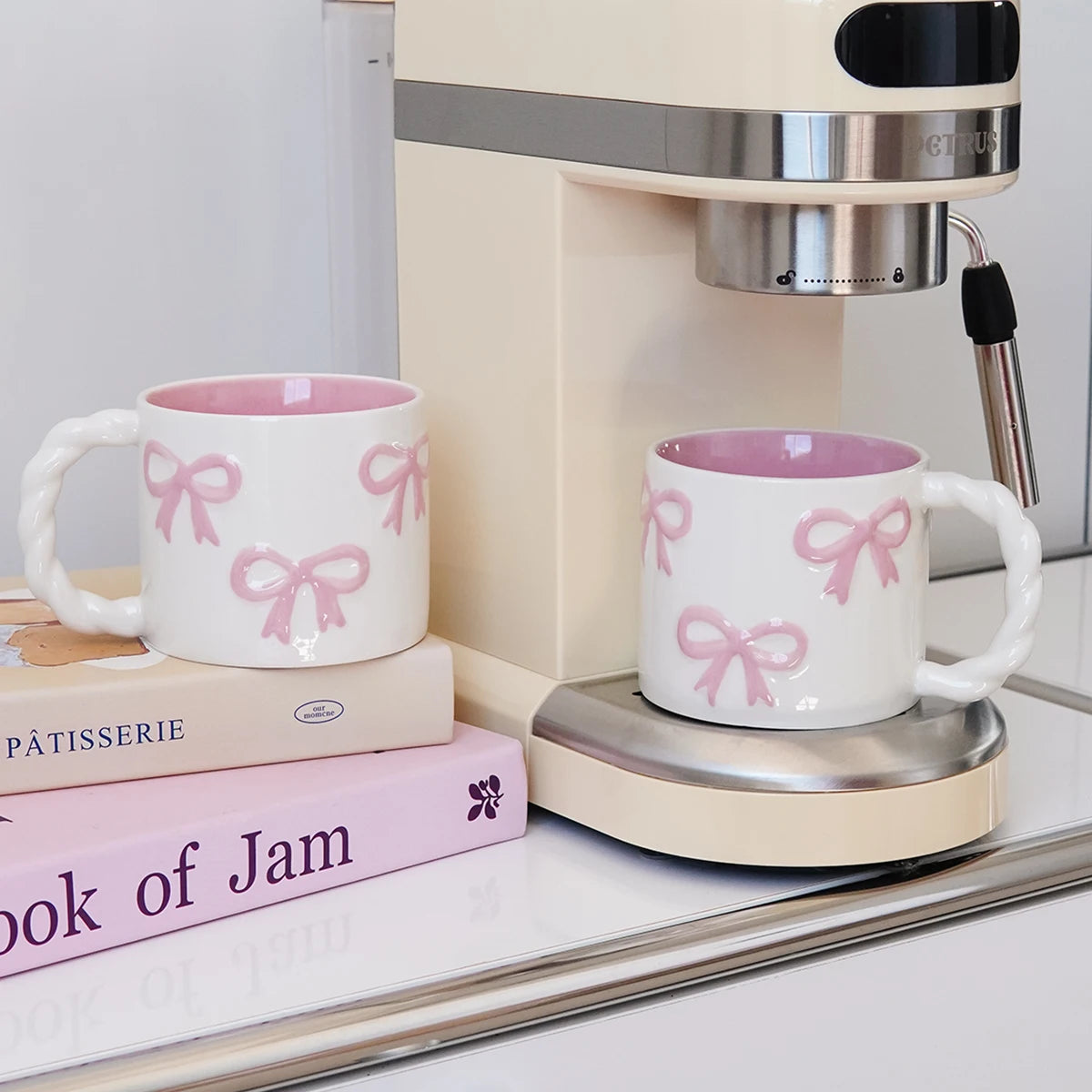 1Pc13.4Oz Pink Bow Ceramic Mug, Twist Handle Ceramic Mug, Exquisite and Simple Pink Embossed Mug, Suitable for Coffee Shop Latte Art Mug, Home Decoration Drinking Utensils, Kitchen Living Room Bedroom Drinking Cup, Gift Giving
