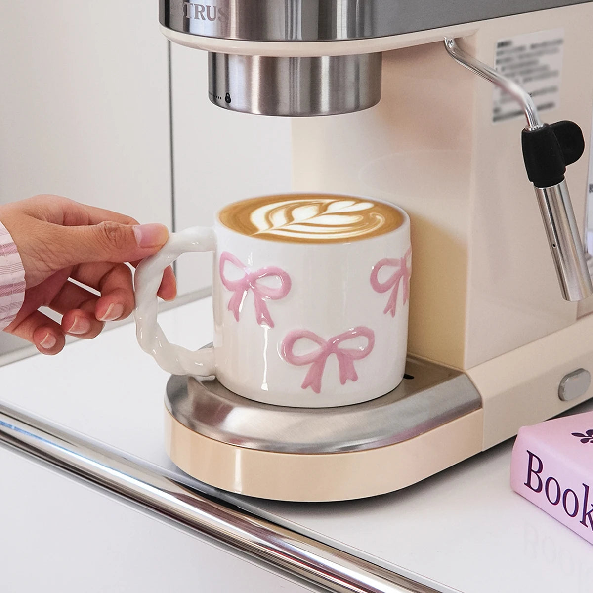 1Pc13.4Oz Pink Bow Ceramic Mug, Twist Handle Ceramic Mug, Exquisite and Simple Pink Embossed Mug, Suitable for Coffee Shop Latte Art Mug, Home Decoration Drinking Utensils, Kitchen Living Room Bedroom Drinking Cup, Gift Giving