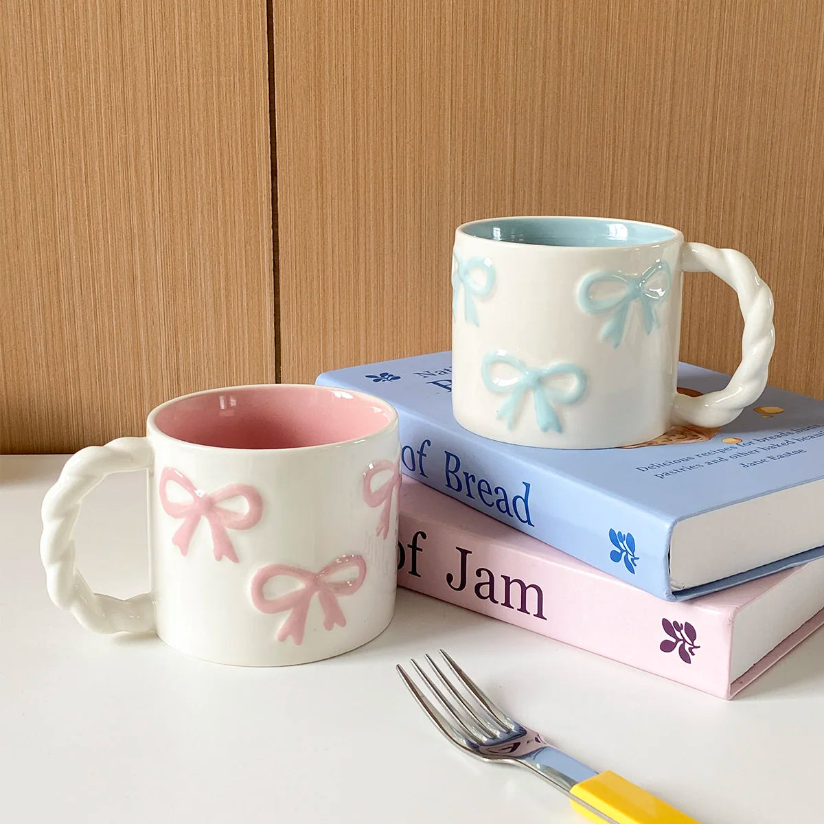 1Pc13.4Oz Pink Bow Ceramic Mug, Twist Handle Ceramic Mug, Exquisite and Simple Pink Embossed Mug, Suitable for Coffee Shop Latte Art Mug, Home Decoration Drinking Utensils, Kitchen Living Room Bedroom Drinking Cup, Gift Giving