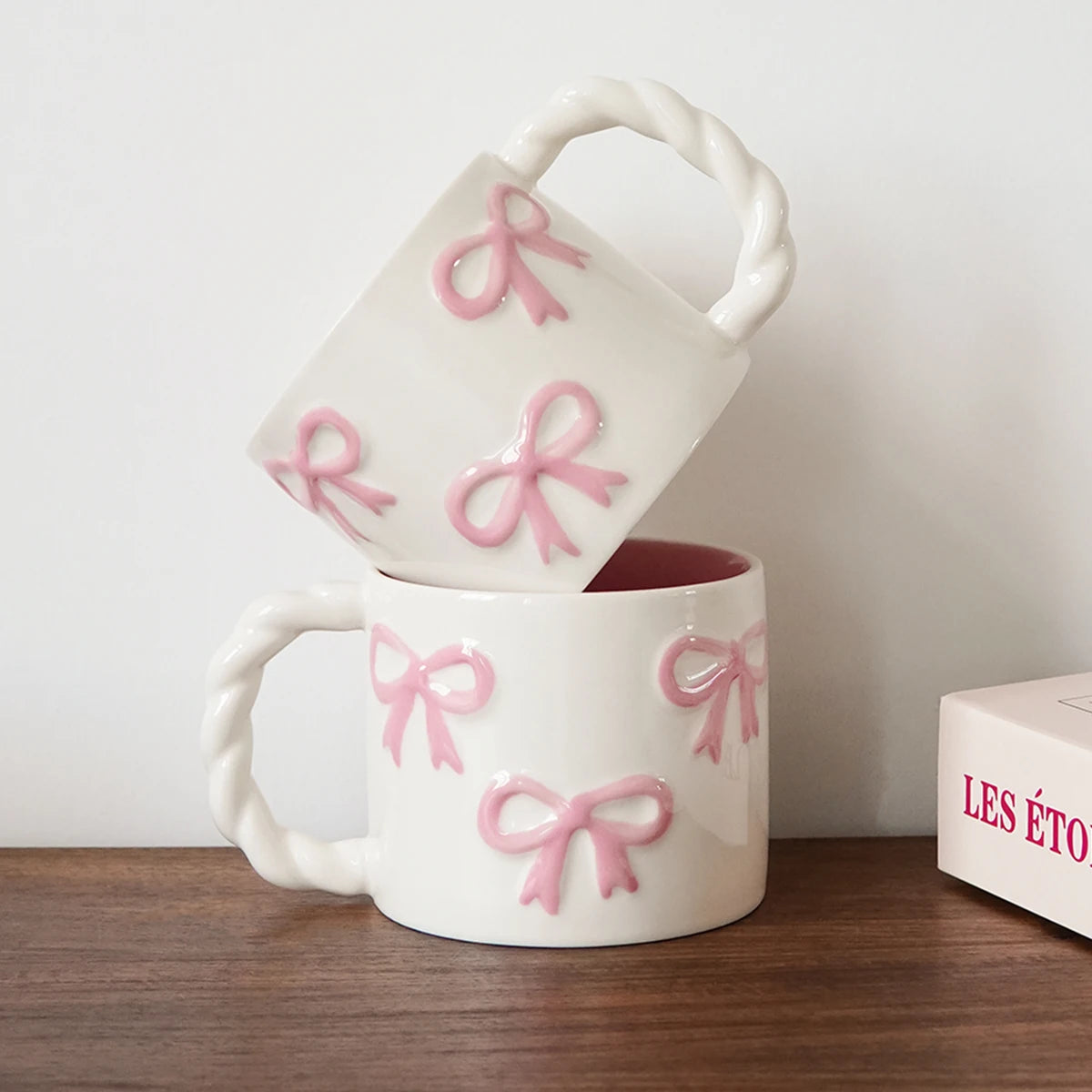1Pc13.4Oz Pink Bow Ceramic Mug, Twist Handle Ceramic Mug, Exquisite and Simple Pink Embossed Mug, Suitable for Coffee Shop Latte Art Mug, Home Decoration Drinking Utensils, Kitchen Living Room Bedroom Drinking Cup, Gift Giving