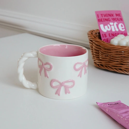 1Pc13.4Oz Pink Bow Ceramic Mug, Twist Handle Ceramic Mug, Exquisite and Simple Pink Embossed Mug, Suitable for Coffee Shop Latte Art Mug, Home Decoration Drinking Utensils, Kitchen Living Room Bedroom Drinking Cup, Gift Giving